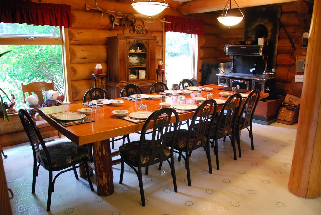 Kicking Horse Canyon Guest House Golden Extérieur photo