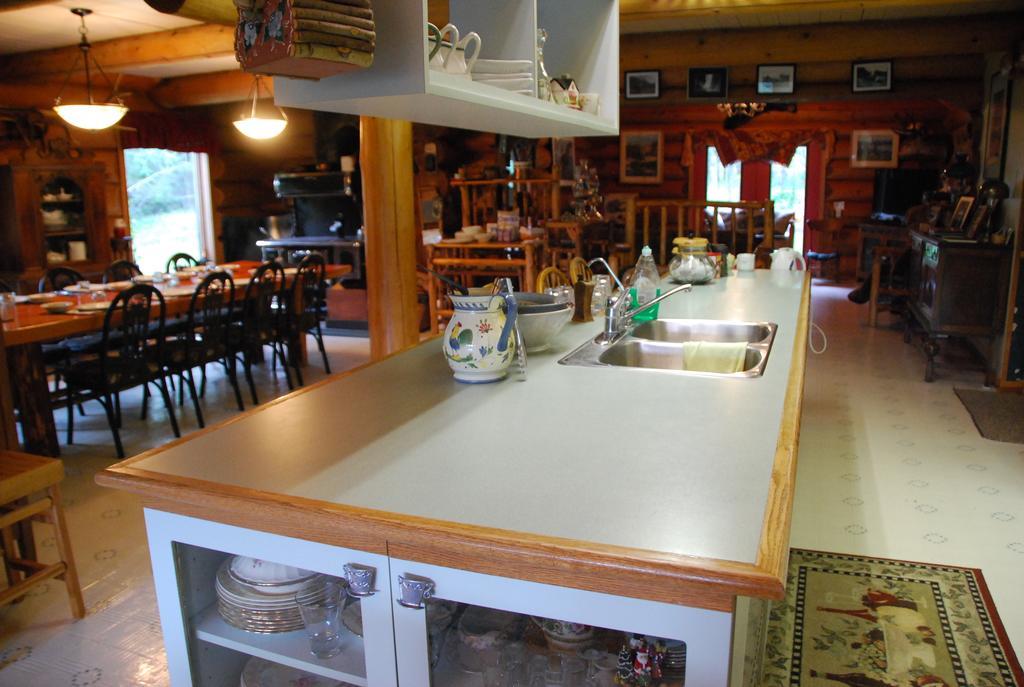 Kicking Horse Canyon Guest House Golden Extérieur photo