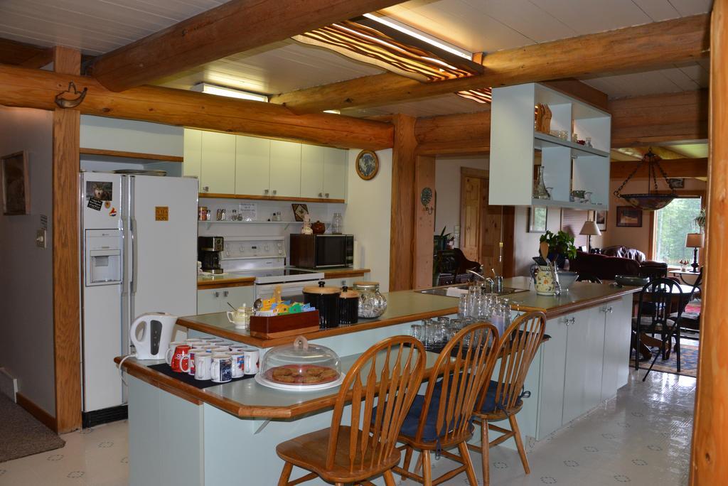Kicking Horse Canyon Guest House Golden Extérieur photo