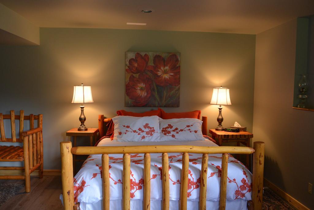 Kicking Horse Canyon Guest House Golden Chambre photo
