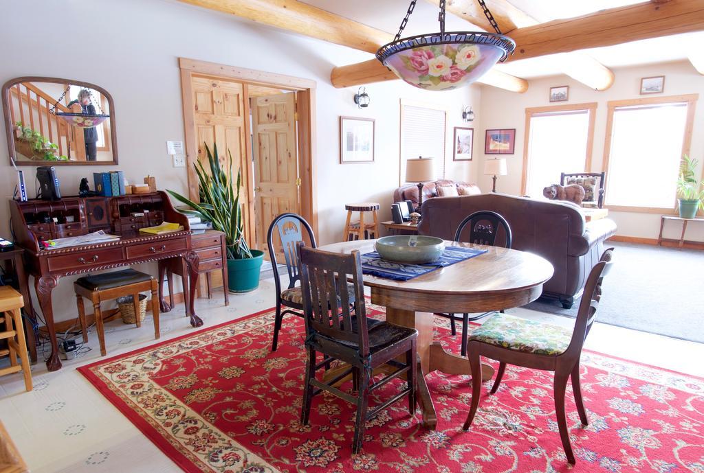 Kicking Horse Canyon Guest House Golden Extérieur photo