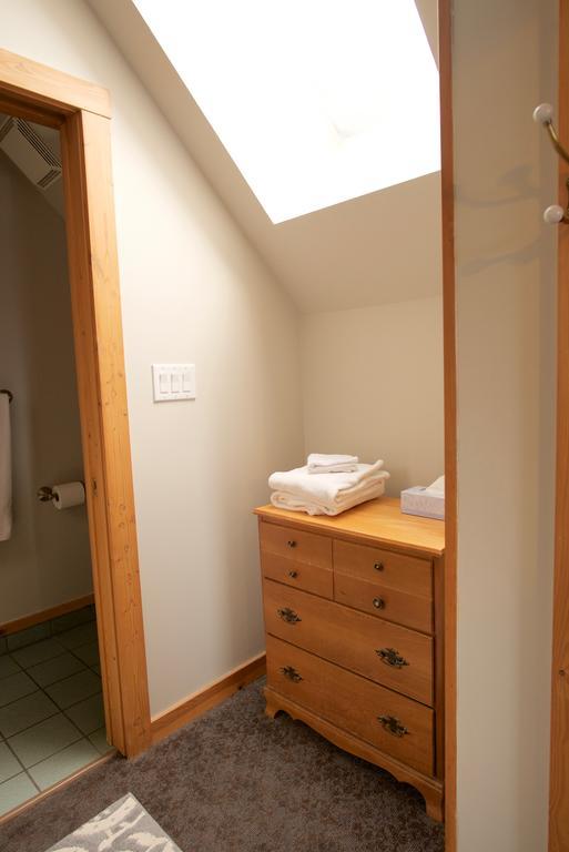 Kicking Horse Canyon Guest House Golden Extérieur photo