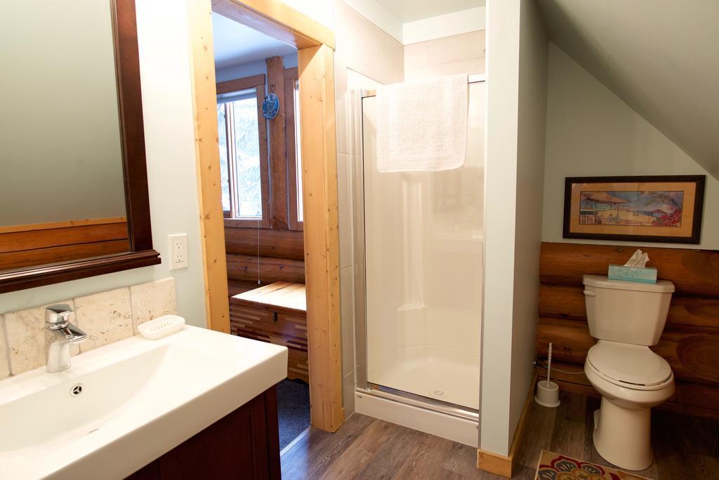 Kicking Horse Canyon Guest House Golden Extérieur photo