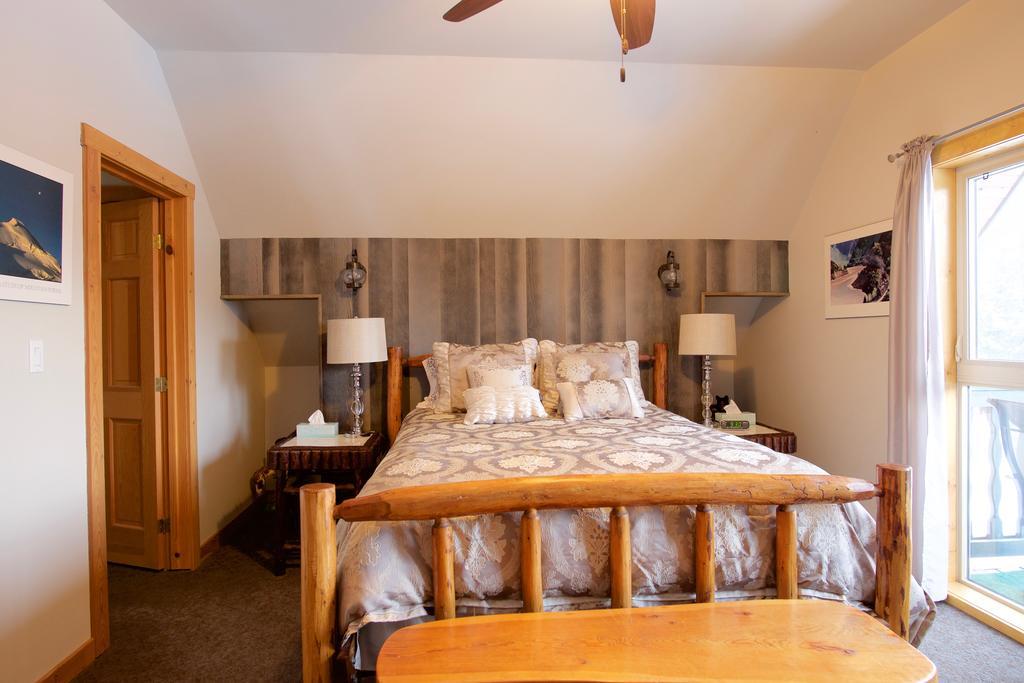 Kicking Horse Canyon Guest House Golden Extérieur photo