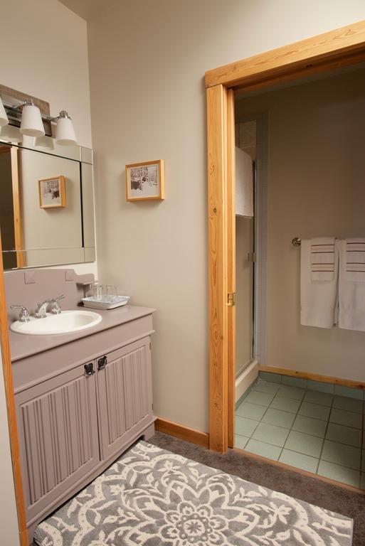 Kicking Horse Canyon Guest House Golden Extérieur photo
