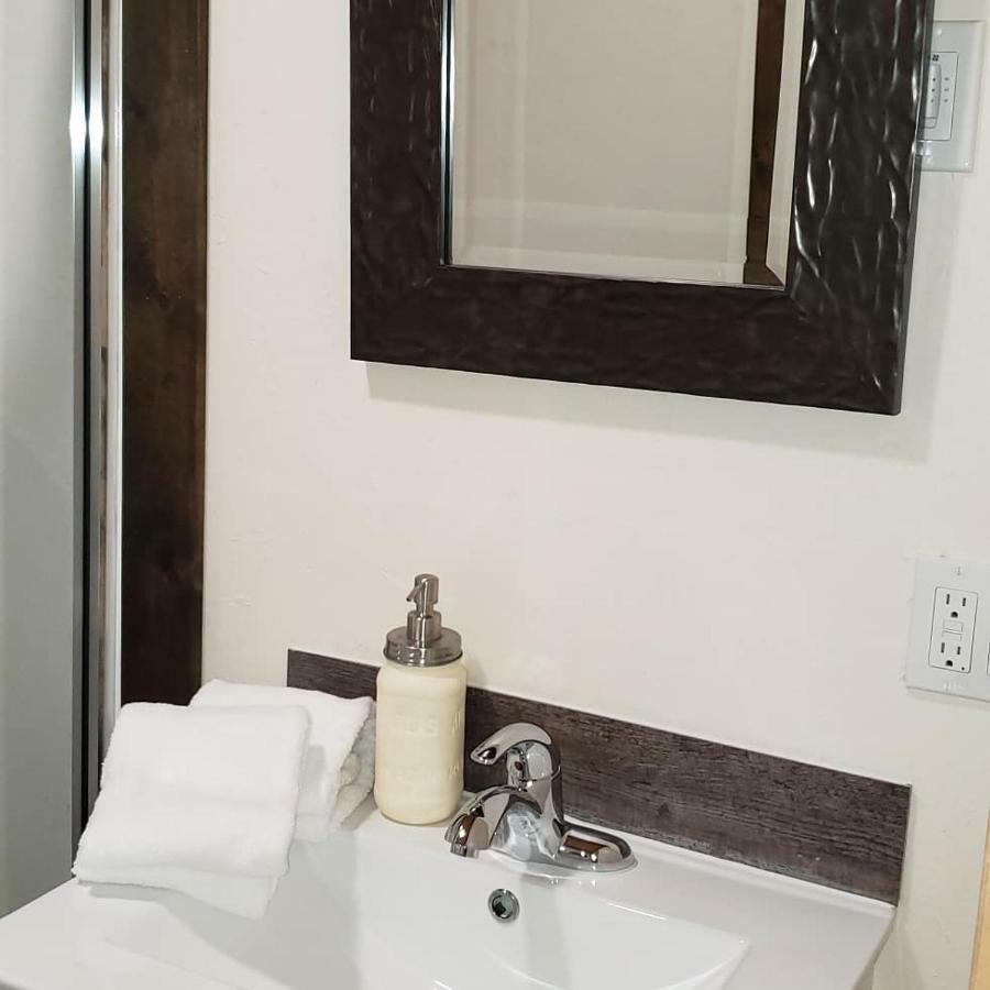 Kicking Horse Canyon Guest House Golden Extérieur photo